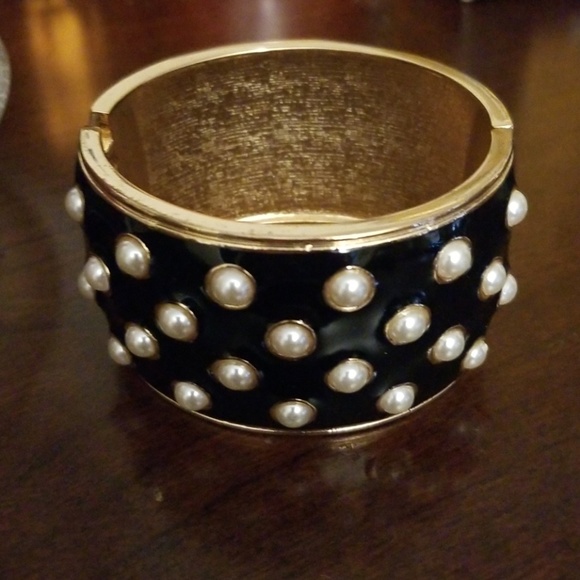 Black, gold, and pearl hinged bracelet - Picture 1 of 6